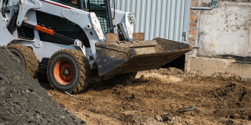 Máquina escavadora realizando ações do plano de consultoria ambiental